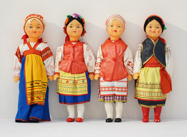 ソビエト社会主義連邦共和国時代の民族衣装人形 | わらべ館 [童謡・唱歌とおもちゃのミュージアム]